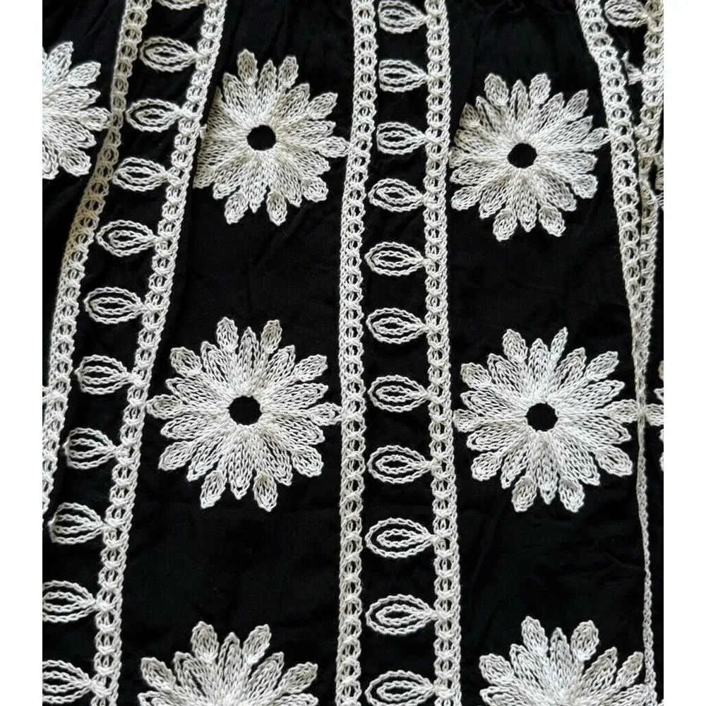 Kindred Women's Sz M Black White Scalloped Crochet‎ Embroidered Floral Top